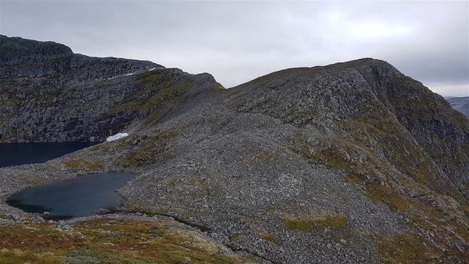 Topp 1222 m.o.h til høyre og turen gikk i ura foran det lille vannet. Ryggen mot Tårnet på venstre side