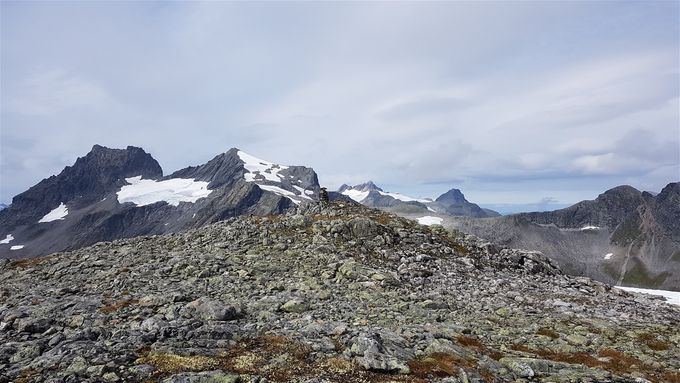 Toppen med varde på Sikholfjellet. Smørskredtindane til venstre og Brekketindane omtrent midt i bildet
