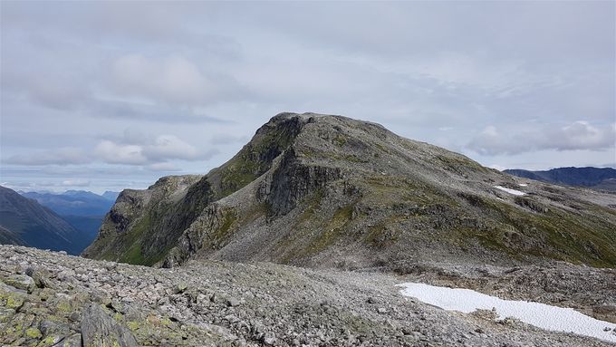 Sikholfjellet sett fra Litlehornet. En kan se at veien ned fra fjellet må gå sydvest for å unngå noen skrenter