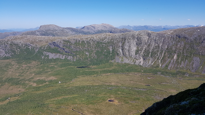 Utsikt mot øst og Gimsdalen med Langfjella (hele den lange ryggen). Aurdalsnibba og Ausekaret ligger bak der igjen.