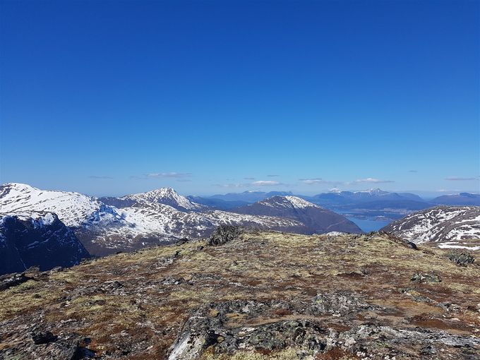Sjurlihornet med utsikt mot nordvest med Sandvikhornet litt til venstre i bildet og Søvikhornet litt høyre i bildet