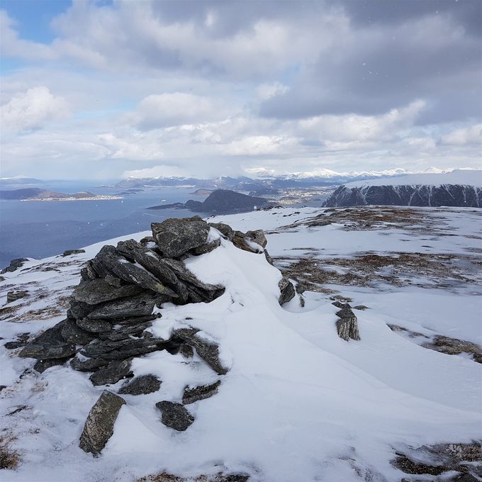 Grøthornet på Hareidlandet som ligger lengst mot nordøst med utsikt til Ålesund. Bildet tatt i april 2018