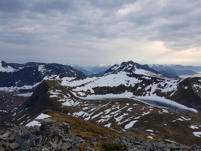 Utsikt mot sør. Til venstre vil Ørsta ligge bak fjella. Toppene en ser midt i bildet Heidskredhornet, Vardehornet og Nivane