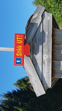 Skiltet ved veien som viser start på turen til Hellenakken (dette er beskrevet i Stikk UT)