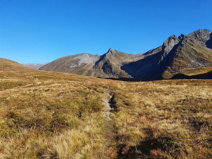 Her ser en sørovder i dalen med Stabben, Eggja og Bjørnastighornet (bakom i samme fjellmassiv finnes Liadalsnipa, som er det spisse fjellet en ser når en kjører inn mot Ørsta)