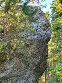 Her er kanskje den største steinblokken i Skorgeura, som har fått eget navn (skiltet til den), Lødøysteinen. Det sitter bolter i denne steinen da den er mye brukt til klatretrening.