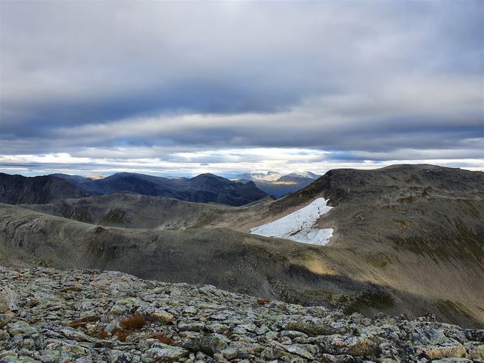 Utsikt mot nordøst med Blåfjellnibba i høyre side av bildet