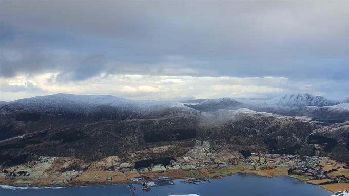 Utsikt fra Gjøna  mot nord og mot Gjerdsvika. Den lange fryggen i bakgrunnen til venstre er Hidsegga (Veten i flg kartverket)